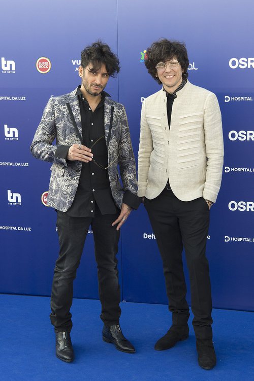 Ermal Meta y Fabrizio, reoresentantes de Italia, en la 'blue carpet' de Eurovisión 2018