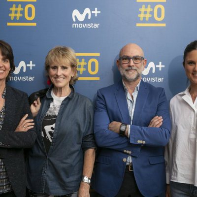 Mercedes Milá posa con el equipo de 'Scott y Milá', su nuevo programa