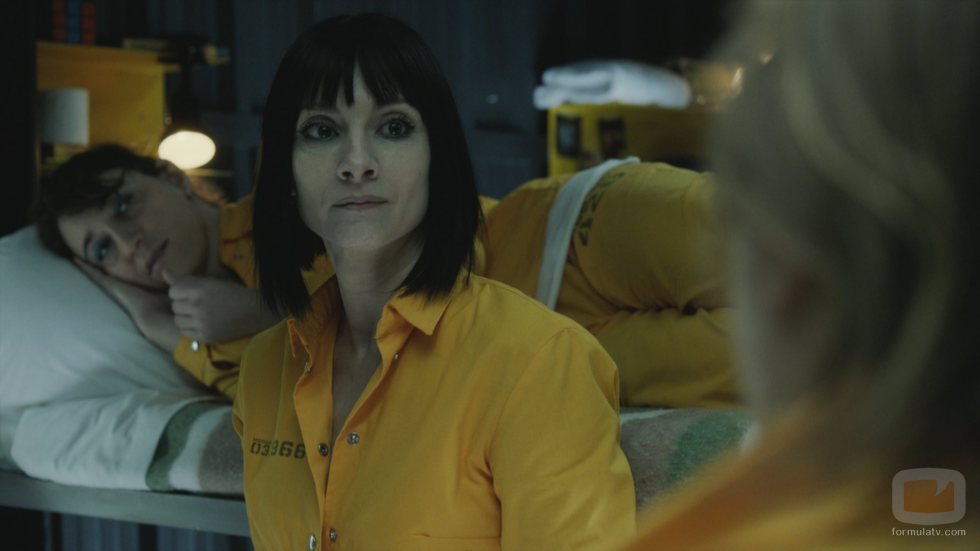 Zulema entre dos reclusas en el 3x02 de 'Vis a vis'