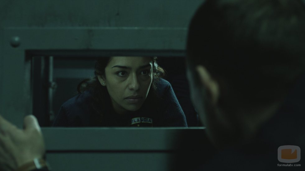 Altagracia habla con Frutos a través de una puerta en el 3x02 de 'Vis a vis'