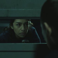 Altagracia habla con Frutos a través de una puerta en el 3x02 de 'Vis a vis'