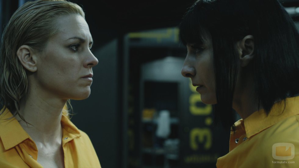 Macarena y Zulema se miran intensamente en el 3x02 de 'Vis a vis'