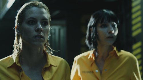 Macarena y Zulema miran sorprendidas lo que ocurre en prisión en el 3x02 de 'Vis a vis'