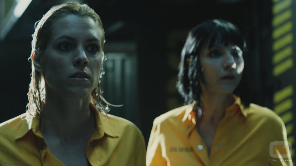 Macarena y Zulema miran sorprendidas lo que ocurre en prisión en el 3x02 de 'Vis a vis'