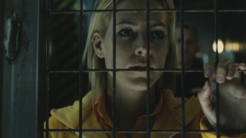 Maca mira a través de las rejas en 'Vis a vis'