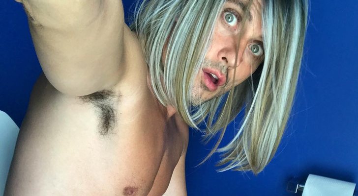 Paco León en el baño desnudo con la peluca de su personaje en 'La casa de las flores'