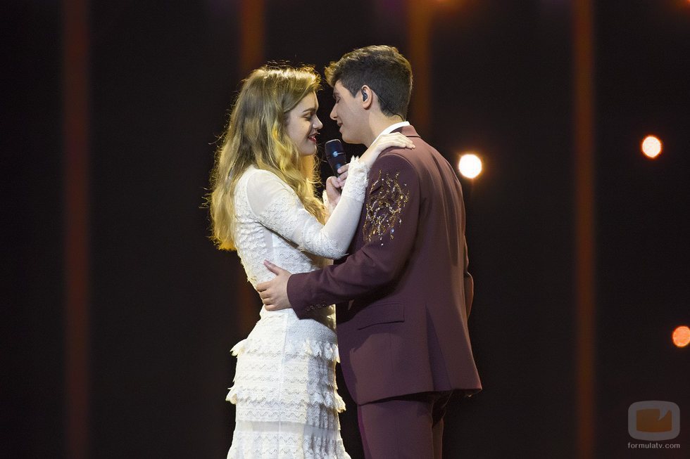 Amaia y Alfred bailan juntos en el tercer ensayo sobre el escenario de Eurovisión 2018