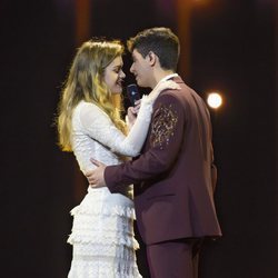 Amaia y Alfred bailan juntos en el tercer ensayo sobre el escenario de Eurovisión 2018