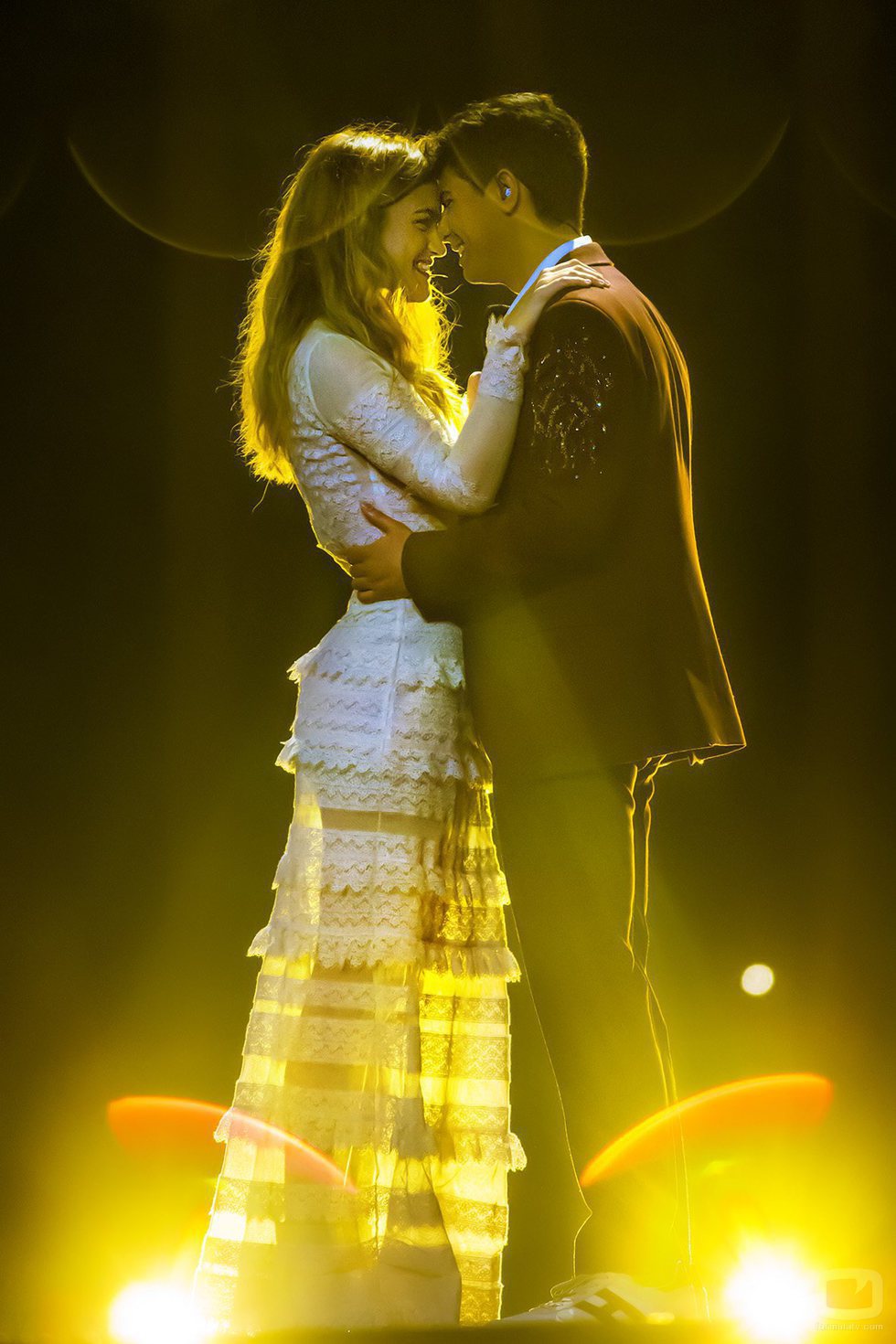 Almaia, enfocados por la iluminación del escenario, sonríen durante el tercer ensayo de Eurovisión 2018