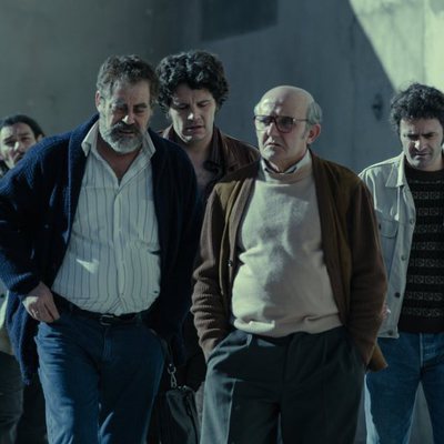 Los Charlines y Oubiña en el patio de la prisión en el último capítulo de 'Fariña'