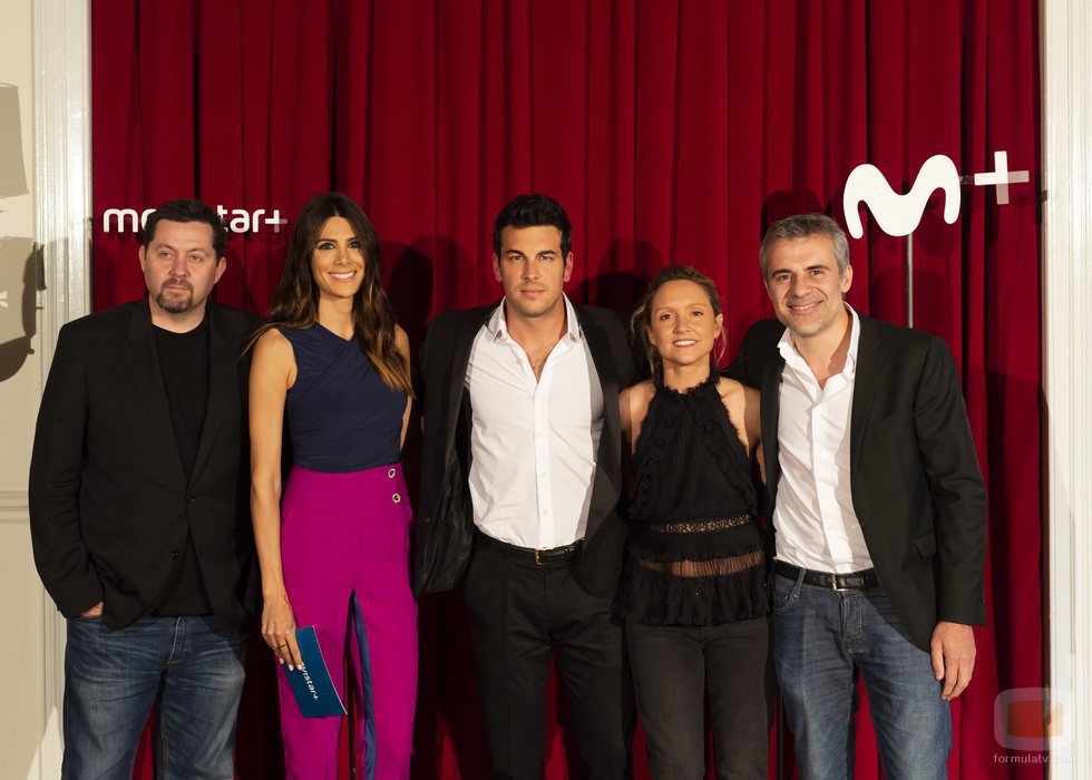 Mario Casas, Ramón Campos, Teresa Fernández-Valdés, Domingo Corral y Milena Martín en la presentación de 'Instinto'