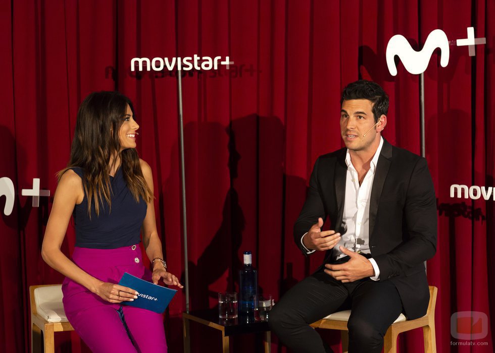 Mario Casas y Milena Martín hablando en la presentación de 'Instinto'