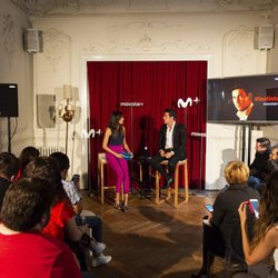 Mario Casas y Milena Martín hablando frente a los periodistas en la presentación de 'Instinto'