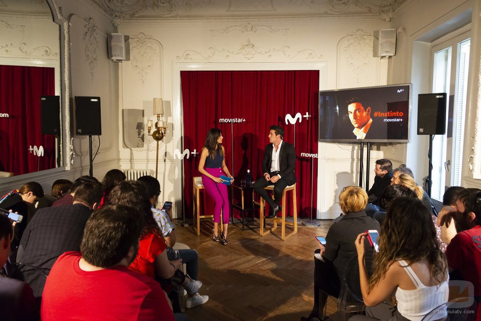 Mario Casas y Milena Martín hablando frente a los periodistas en la presentación de 'Instinto'