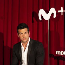 Mario Casas posa sentado en la presentación de 'Instinto'