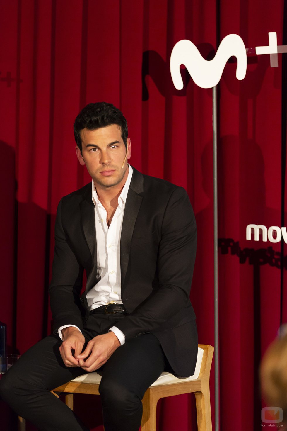 Mario Casas posa sentado en la presentación de 'Instinto'