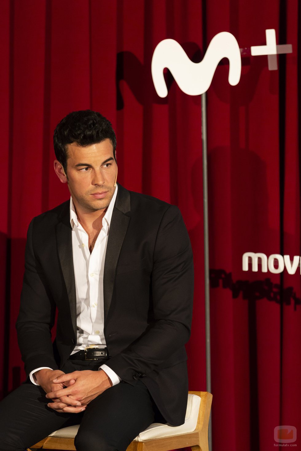 Mario Casas sentado en la presentación de 'Instinto'