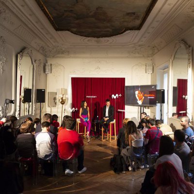 Milena Martín y Mario Casas con los periodistas en la presentación de 'Instinto'