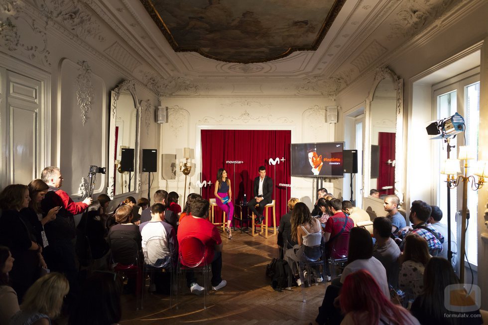 Milena Martín y Mario Casas con los periodistas en la presentación de 'Instinto'