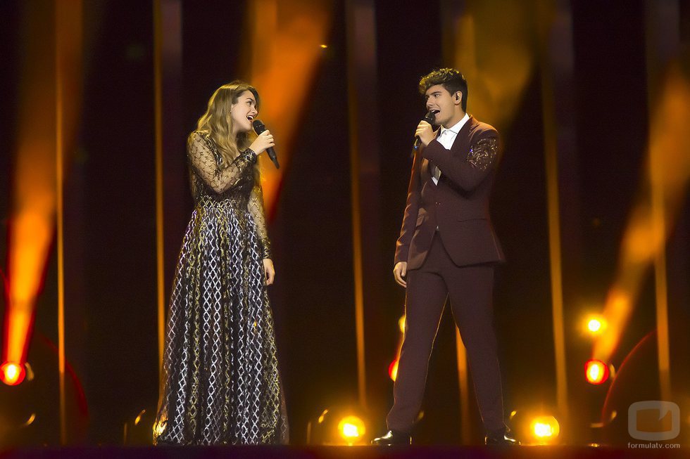 Almaia se miran mientras ensayan por última vez en el escenario de Eurovisión 2018