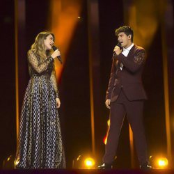 Almaia se miran mientras ensayan por última vez en el escenario de Eurovisión 2018