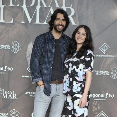 Aitor Luna y Andrea Duro en la presentación de 'La catedral del mar'