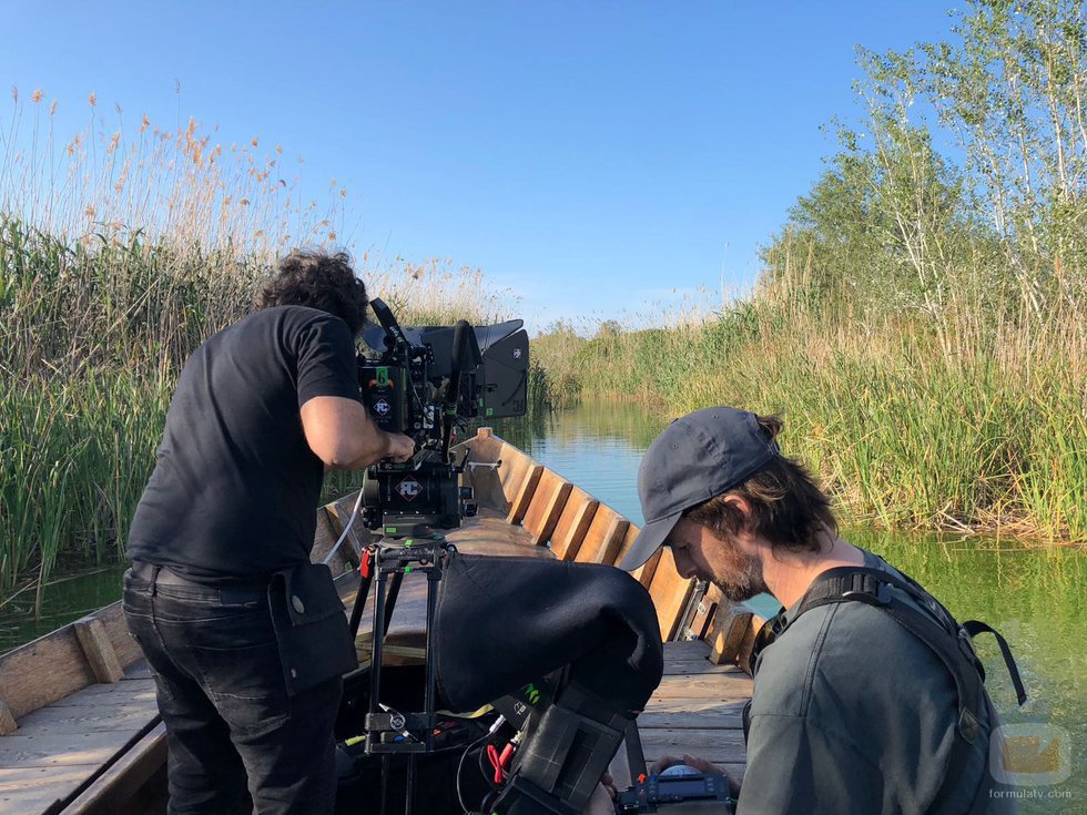 El equipo de 'El embarcadero' rueda en una barca en la Albufera de Valencia