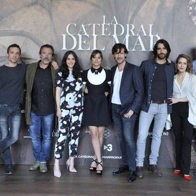 El reparto principal en la presentación de 'La catedral del mar'