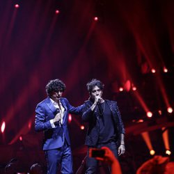 Ermal Meta y Fabrizio Moro (Italia) en la Final de Eurovisión 2018