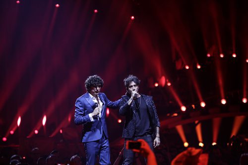 Ermal Meta y Fabrizio Moro (Italia) en la Final de Eurovisión 2018