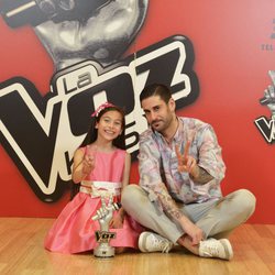 Melani, ganadora de 'La Voz Kids 4', junto a su coach Melendi