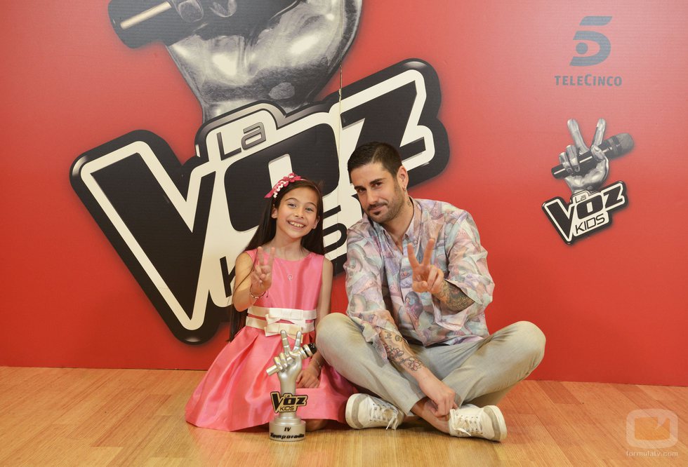 Melani, ganadora de 'La Voz Kids 4', junto a su coach Melendi