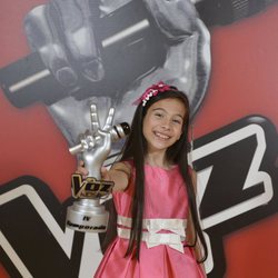 Melani posa con su trofeo tras ganar 'La Voz Kids 4'