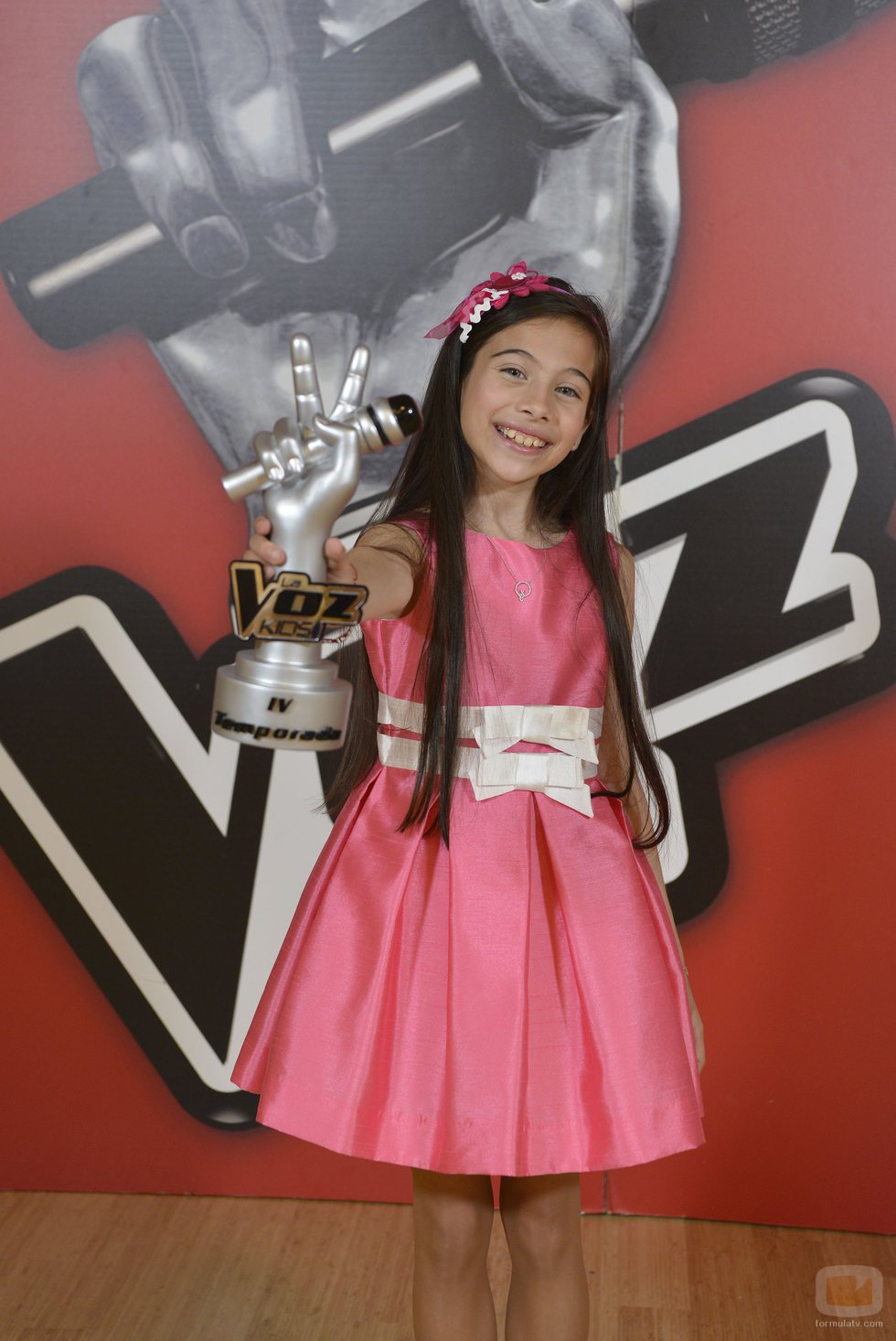Melani posa con su trofeo tras ganar 'La Voz Kids 4'
