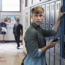 Ryan en el pasillo del instituto en la segunda temporada de 'Por 13 razones'