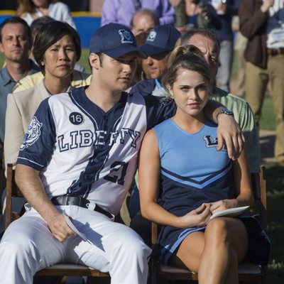 Bryce y Chloe en el campo del instituto en la segunda temporada de 'Por 13 razones'