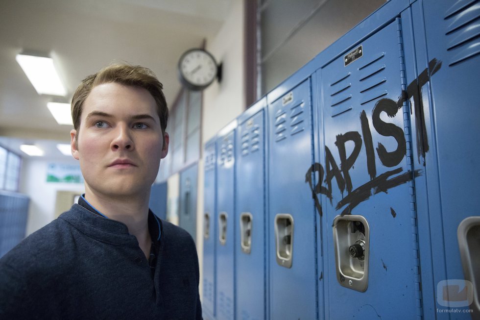 Bryce frente a las taquillas del instituto en la segunda temporada de 'Por 13 razones'