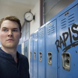 Bryce frente a las taquillas del instituto en la segunda temporada de 'Por 13 razones'