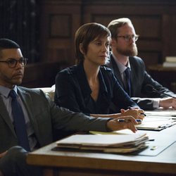 Olivia Baker en el juicio junto a sus abogados en la segunda temporada de 'Por 13 razones'