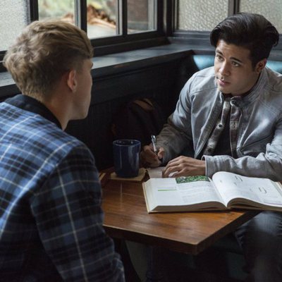 Tony en una cafetería en la segunda temporada de 'Por 13 razones'