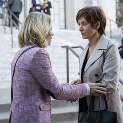 Olivia y Jackie en la entrada del juzgado en la segunda temporada de 'Por 13 razones'
