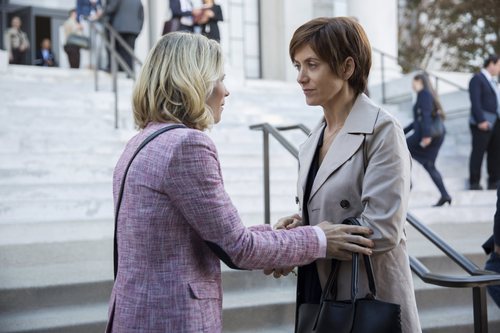 Olivia y Jackie en la entrada del juzgado en la segunda temporada de 'Por 13 razones'