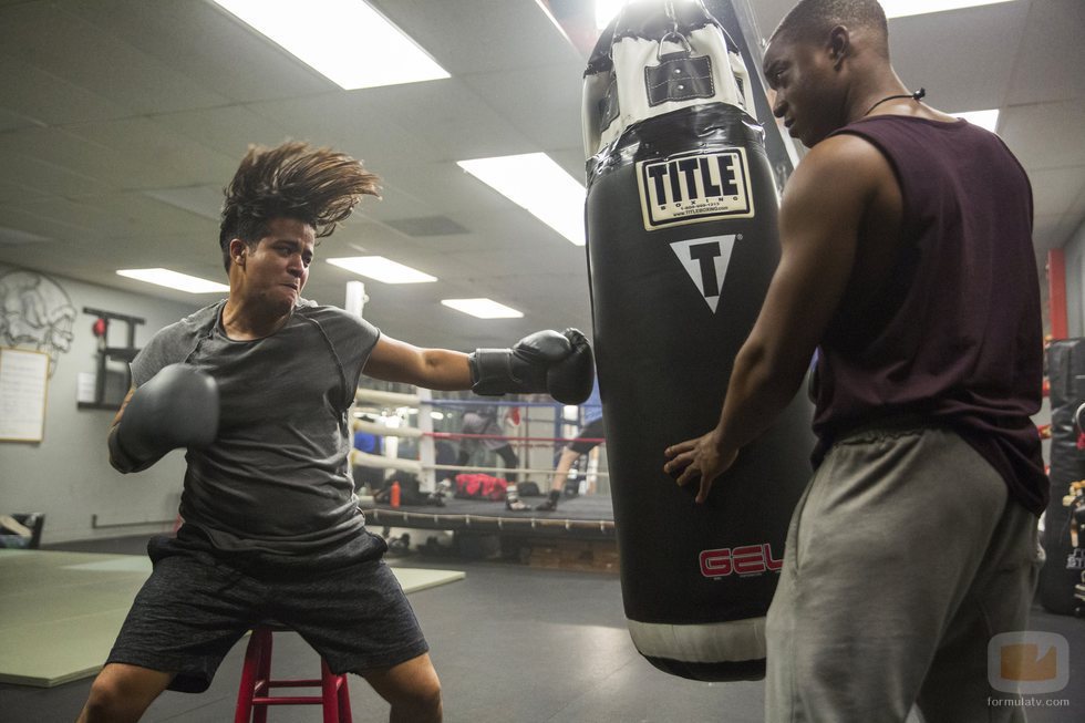 Tony golpea el saco de boxeo junto a Caleb en la segunda temporada de 'Por 13 razones'