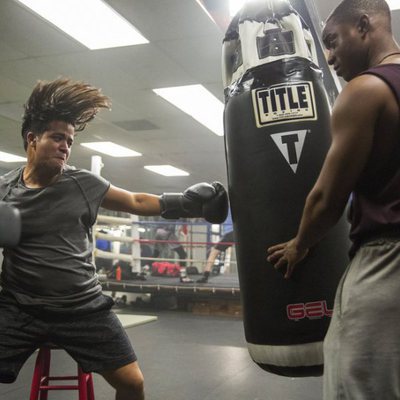 Tony golpea el saco de boxeo junto a Caleb en la segunda temporada de 'Por 13 razones'