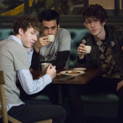 Cyrus en la cafetería junto a Tyler y otro amigo en la segunda temporada de 'Por 13 razones'