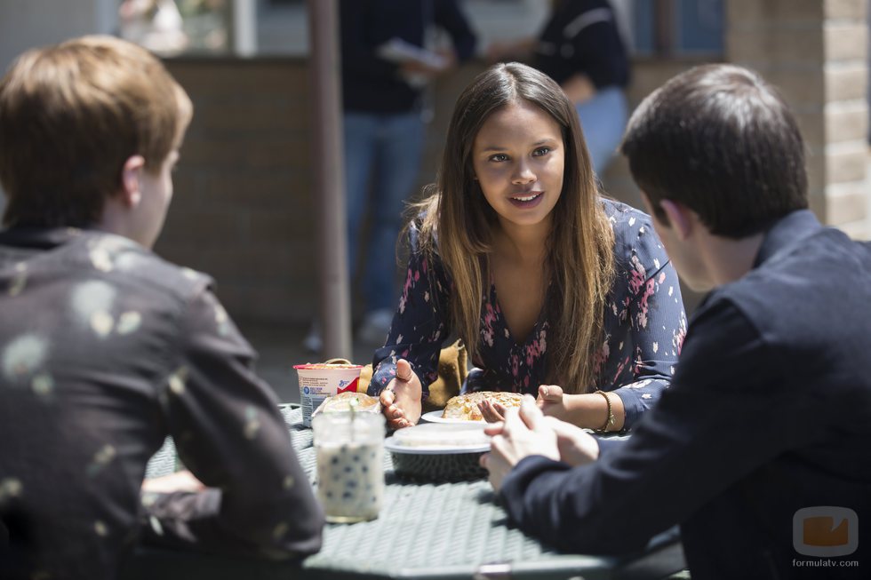 Jessica en una terraza en la segunda temporada de 'Por 13 razones'