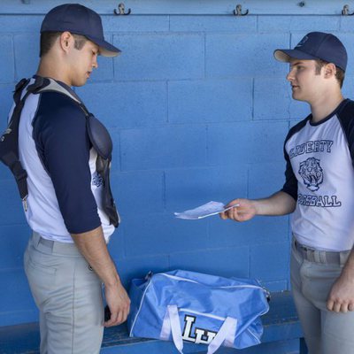 Bryce entrega un papel a Zach en la segunda temporada de 'Por 13 razones'