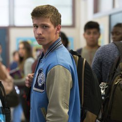 Brandon Butler en el pasillo del instituto en la segunda temporada de 'Por 13 razones'