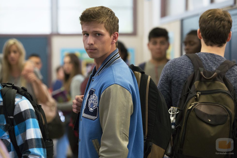 Brandon Butler en el pasillo del instituto en la segunda temporada de 'Por 13 razones'