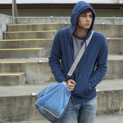 Justin con la capucha puesta en la segunda temporada de 'Por 13 razones'